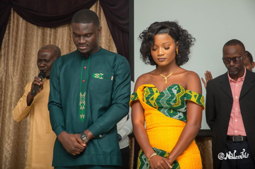 Photographe de mariage à Thiès : couple à l'Église Baptiste Escale